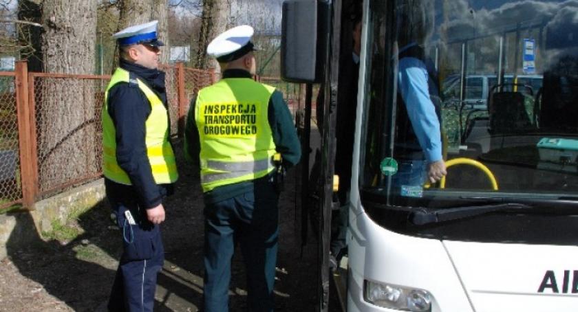 Policjanci skontrolowali szkolne autokary