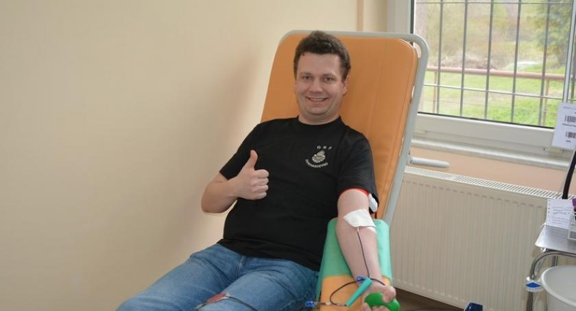 Ratowali życie oddając krew. Strażacy dzieli się cząstką siebie