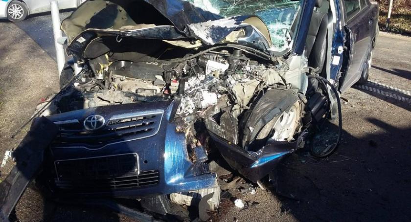 Kczewo-Miszewo. Toyotą skasował znak i uderzył w drzewo