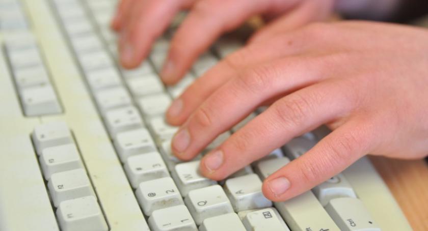 Chciał kupić kosiarkę - stracił 1700 zł. Policjanci po raz kolejny ostrzegają przed oszustami internetowymi