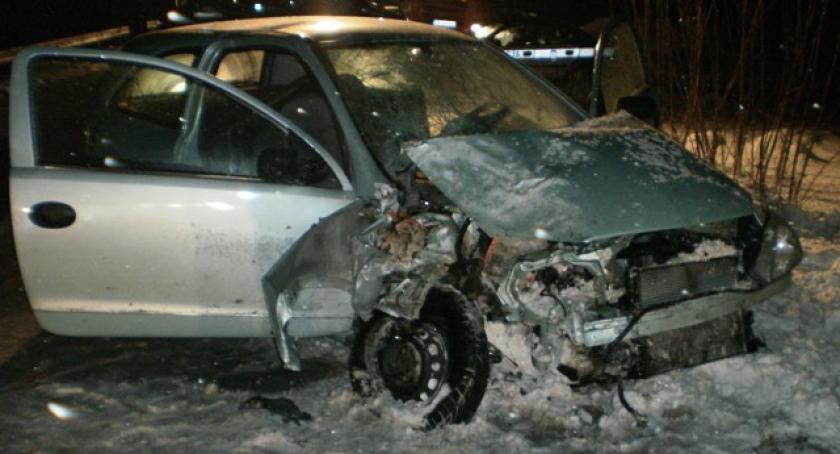 Karwacja. Opel uderzył w drzewo