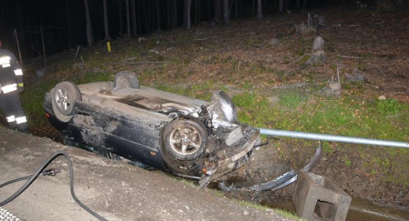 Kartuzy-Grzybno. BMW skasowało słup oświetleniowy i dachowało