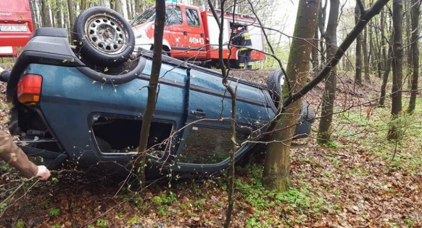Somonino. VW Golf wypadł z trasy i dachował