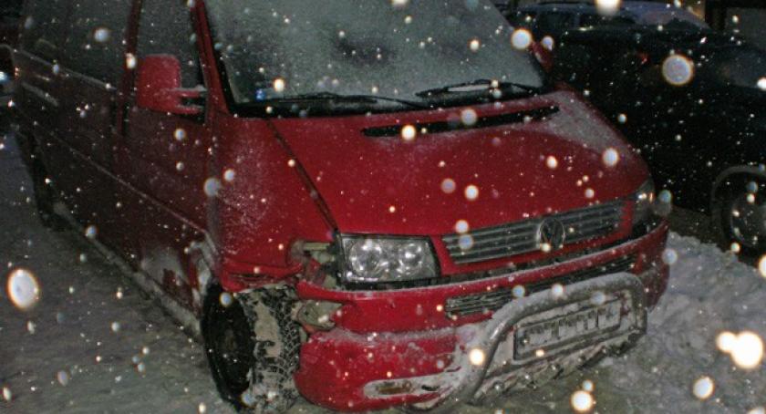 Sierakowice. Pług zderzył się z busem
