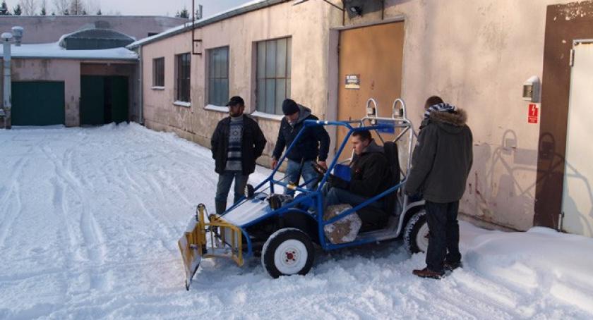 Kartuzy. Młodzież skonstruowała pojazd odśnieżający