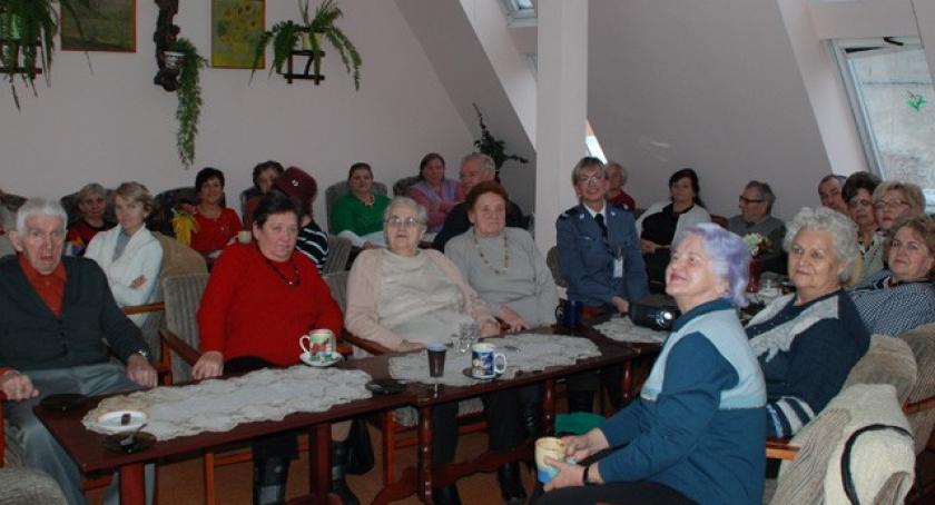 Kartuzy. Policja uświadamiała seniorów na temat zagrożeń