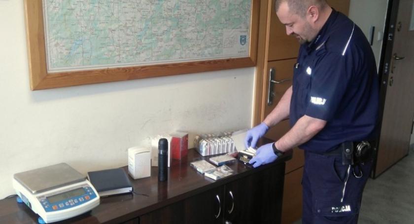 Włamali się do kiosku, ukradli tytoń i papierosy. Złodzieje są w rękach policji