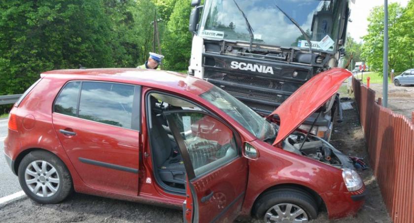 Wieżyca. Zderzenie Scani z volskwagenem - poszkodowana kobieta