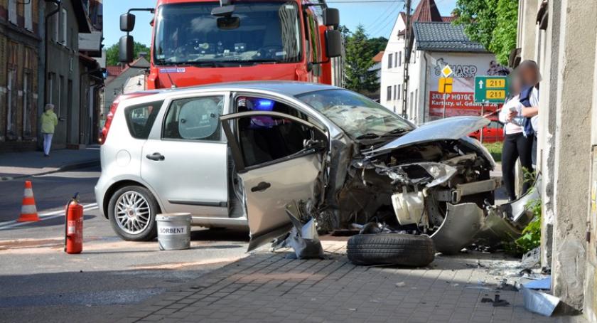 Kartuzy. Nissan uderzył w budynek na ul. Jeziornej