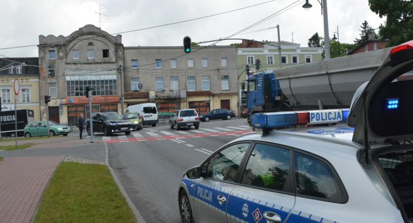 Kartuzy. Mężczyzna wpadł pod naczepę ciężarówki