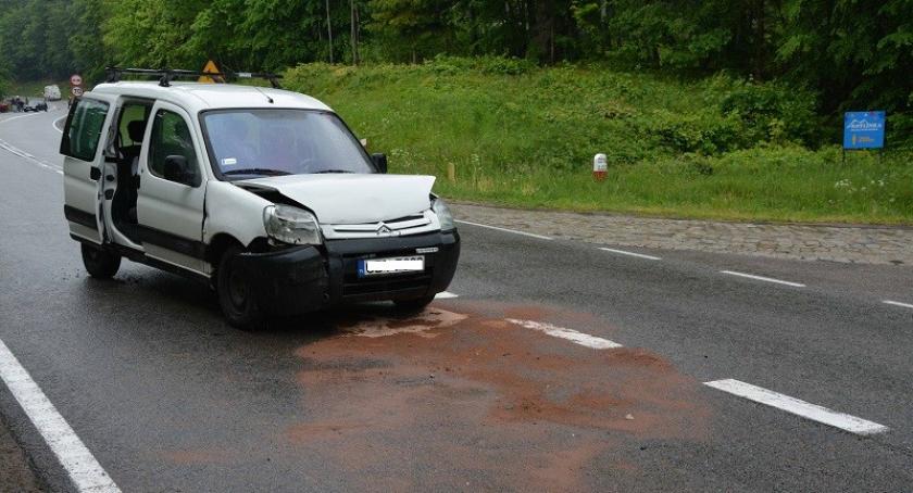 Wieżyca. Citroen najechał na tył VW Transportera
