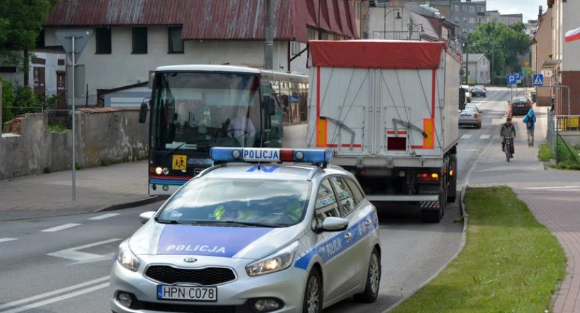 Nie żyje 68-latek, który wpadł pod ciężarówkę