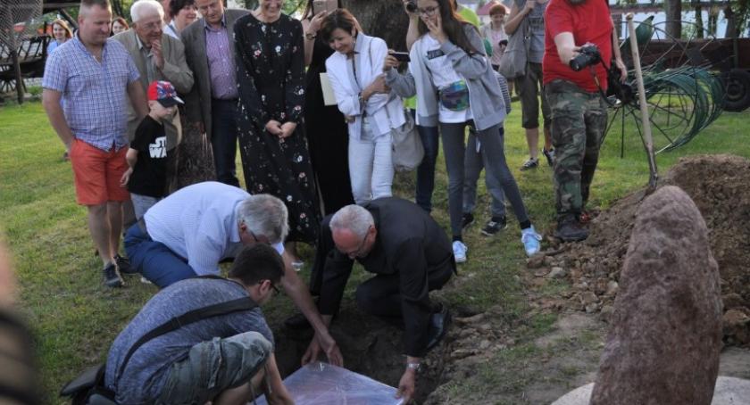 Kartuzy. Mieszkańcy wysłali wiadomość do 2117 roku - zakopali wehikuł czasu