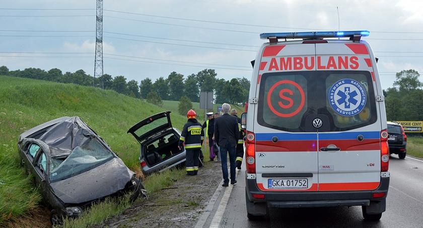 Leźno. Zderzenie passata z BMW podczas wyprzedzania