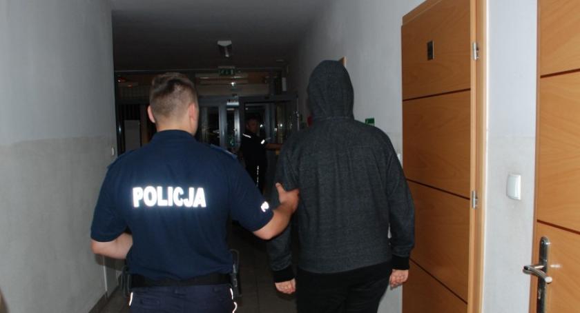 Kartuzy. 26-letni wandal powybijał szyby w SKM - grozi mu do pięciu lat więzienia