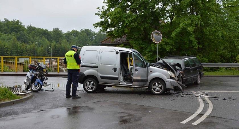 Kartuzy. Zderzenie dwóch samochodów i skutera na ul. 3 Maja