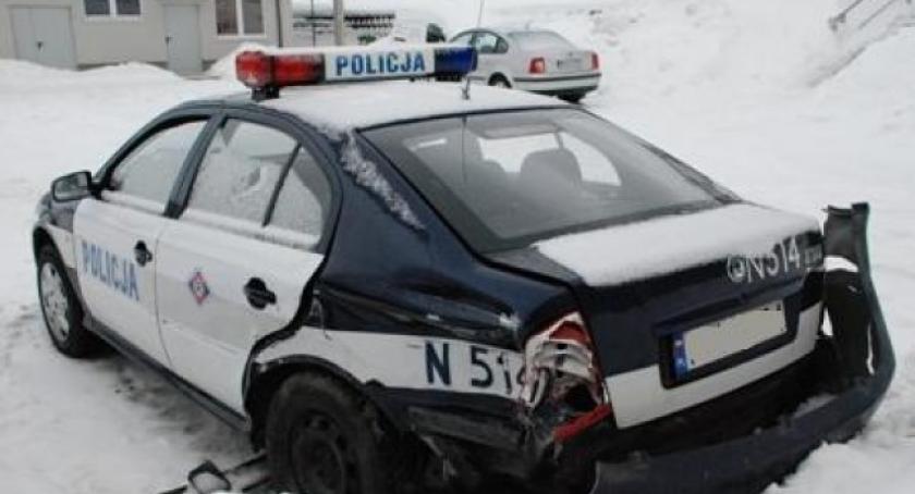 Kartuzy. Passat próbował staranować radiowóz