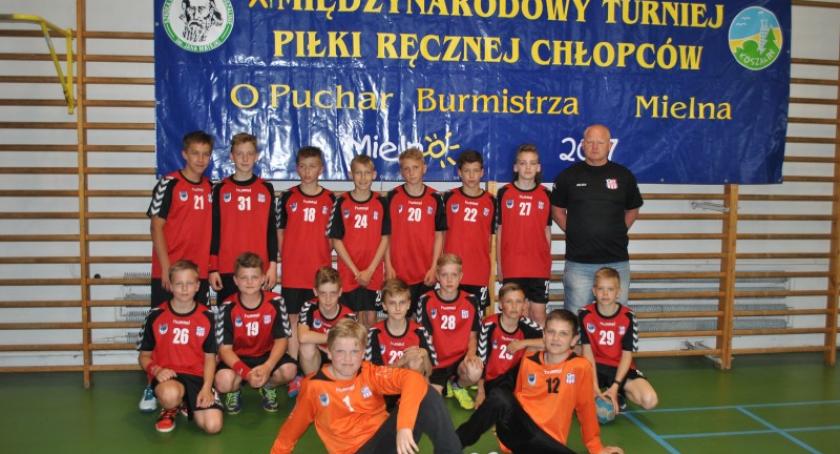 Młodzi piłkarze ręczni GKS Żukowo najlepsi na turnieju w Mielnie