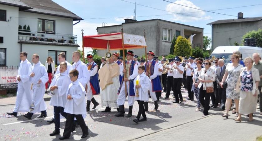 Tłumy wiernych na procesji Bożego Ciała w Kartuzach