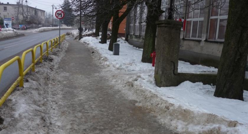 Kartuzy. Oblodzone chodniki koszmarem pieszych