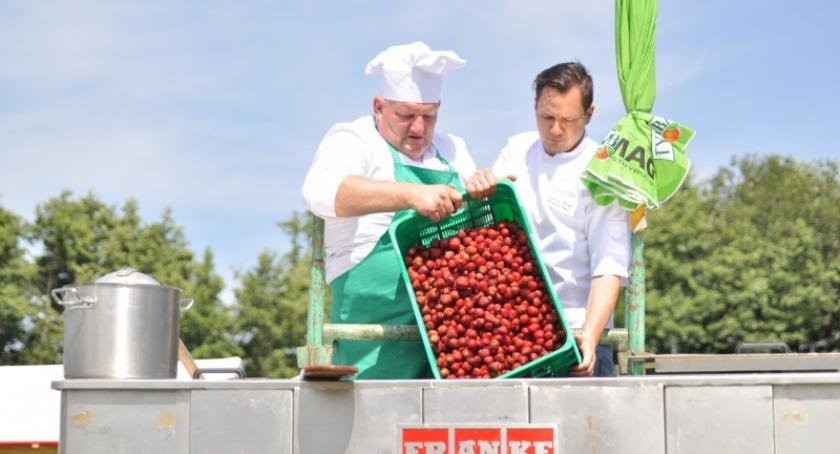 Chmielno. Będą bić nowy rekord - na największy koktajl z truskawek