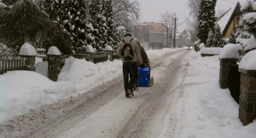 Mieszkańcy narzekają na lód i śnieg na drogach