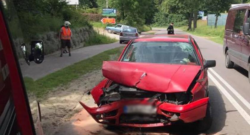 Puzdrowo. VW Vento uderzył w drzewo