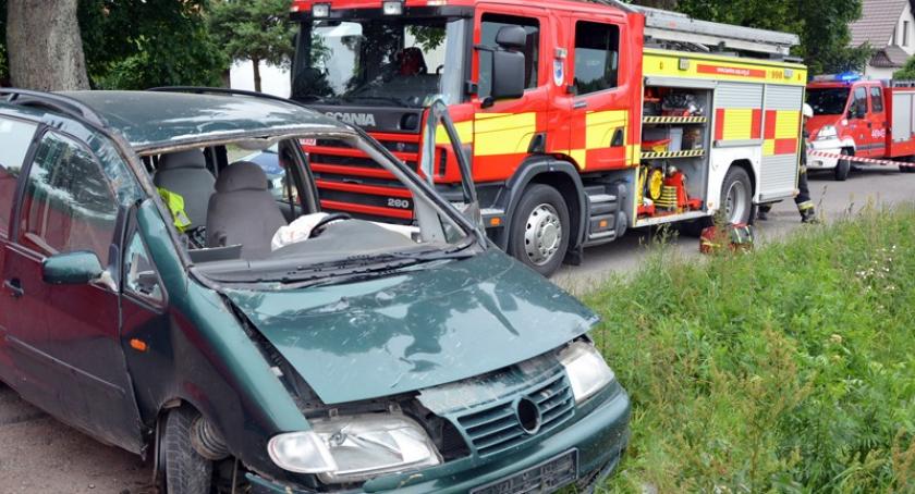 Czaple. VW Sharan uderzył w przepust i dachował - nie żyje 39-letni mężczyzna