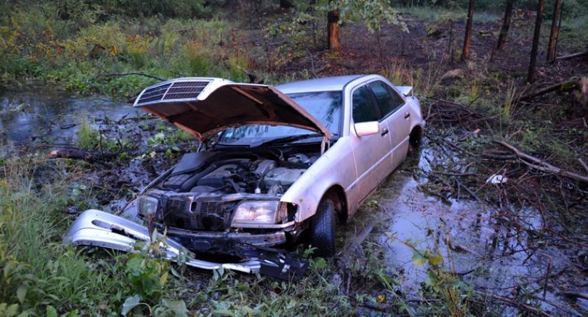 Wieżyca. Mercedes wypadł z drogi i wpadł do bagna