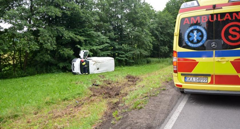 Smętowo Chmieleńskie. Dachował peugeot boxer