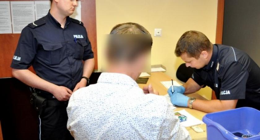 Jechał wężykiem. Wiózł dzieci. Wydmuchał blisko 3 promile alkoholu