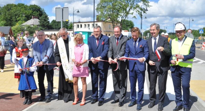 Kartuzy. Ulica Kolejowa oficjalnie otwarta. Na dachu dworca zawisła wiecha