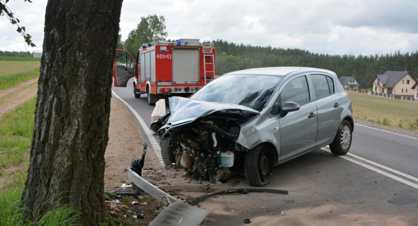 Stężyca. Opel rozbił się na drzewie - ranny kierowca