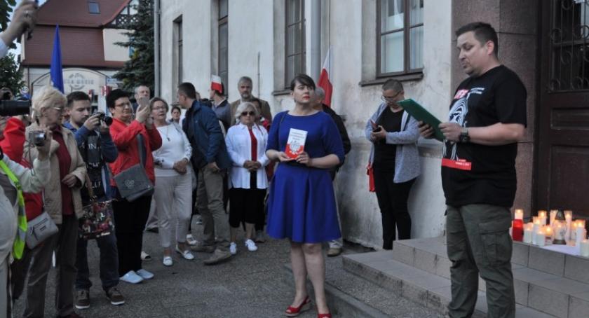 Łańcuch Światła w Kartuzach - kilkadziesiąt osób protestowało pod budynkiem sądu