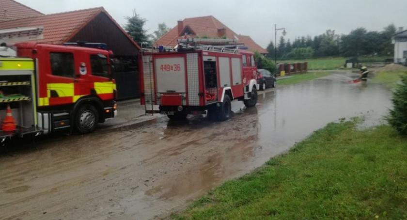 Intensywnie pada na Kaszubach. Wydano III stopień zagrożenia, strażacy interweniowali ponad sto razy