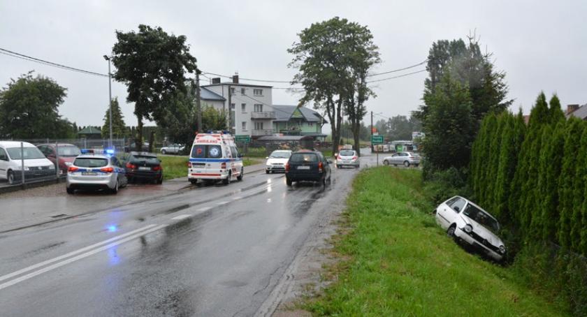 Poręby. VW Lupo wypadł z trasy