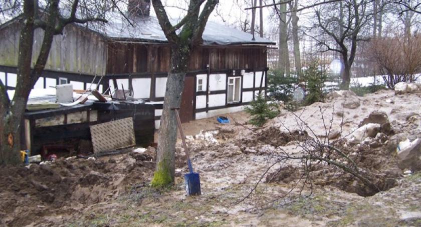 Smętowo. Skarpa zwaliła się na budynek mieszkalny (zdjęcia)
