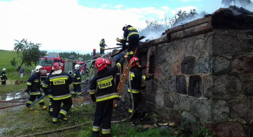 Nowe Czaple. Pożar budynku gospodarczego i ciągnika