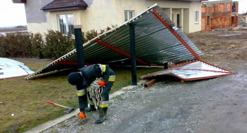 Wichura zrywa dachy i powala drzewa