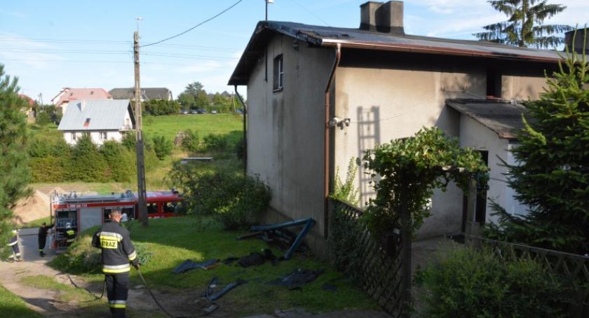 Pożar papy na dachu budynku mieszkalnego w Chmielnie