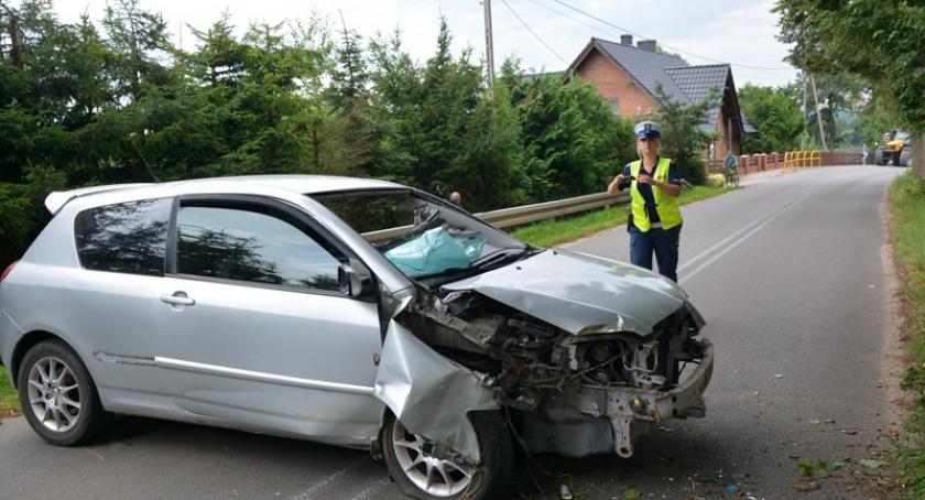 Chmielno. Toyota uderzyła w drzewo - kierowca uciekł