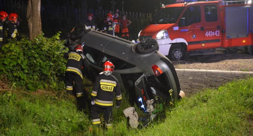 Kosy. Auto uderzyło w przepust, kierowca poszukiwany