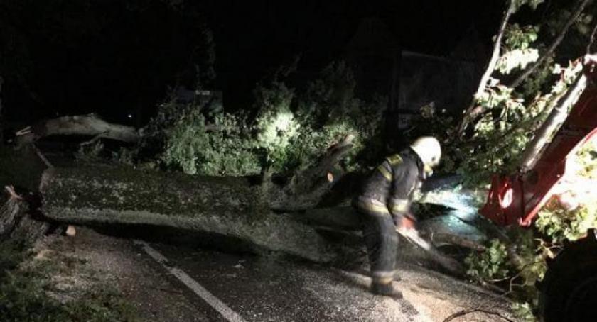 Strażacy cały czas walczą ze skutkami potężnej nawałnicy