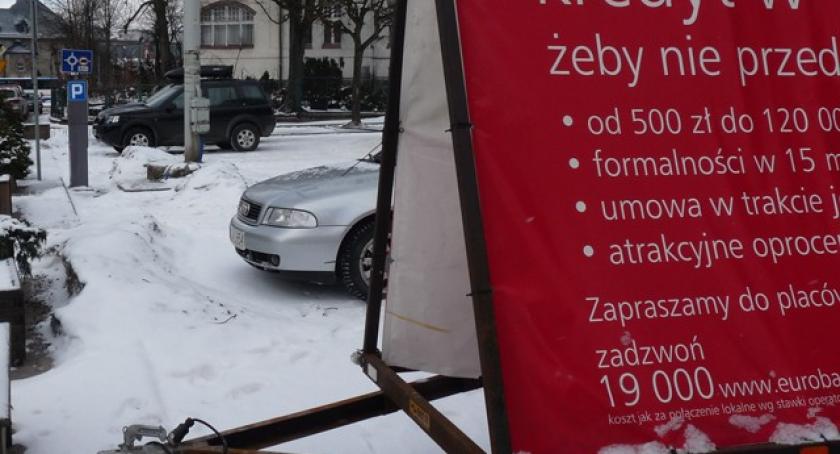 Kartuzy. Bezprawnie zaparkowana przyczepa reklamowa