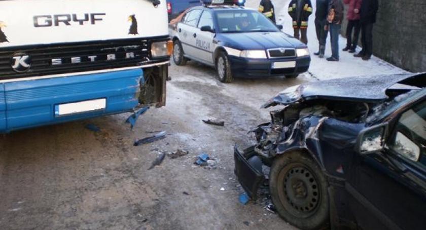 Mirachowo. Zderzenie autobusu z osobówką