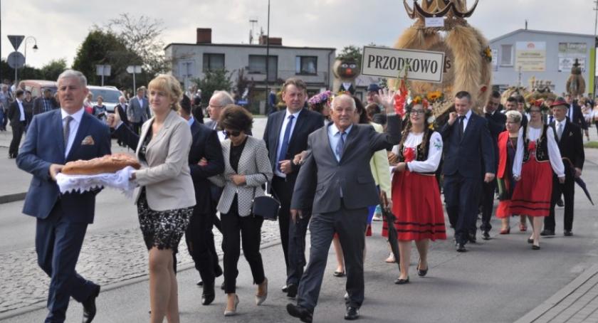Dożynki gminne w Przodkowie - barwny korowód, przepiękne wieńce i wspólne dziękowanie za plony