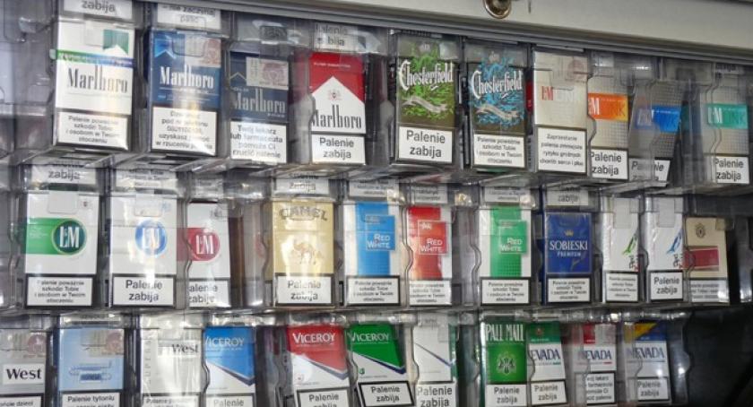 Kiełpino. Sterta paczek papierosów na środku drogi