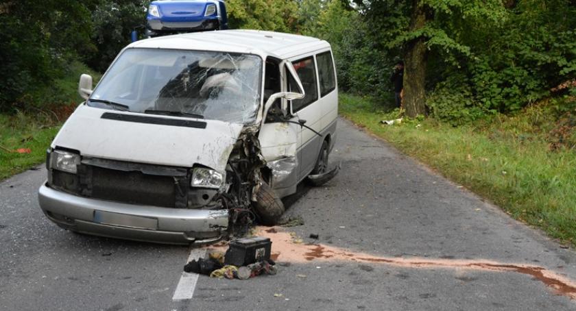 Kawle. Zepchnął busa na drzewo podczas wyprzedzania