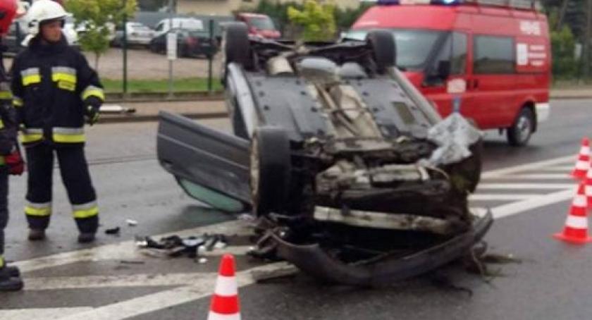 Audi uderzyło w ogrodzenie - kierowca trafił do szpitala