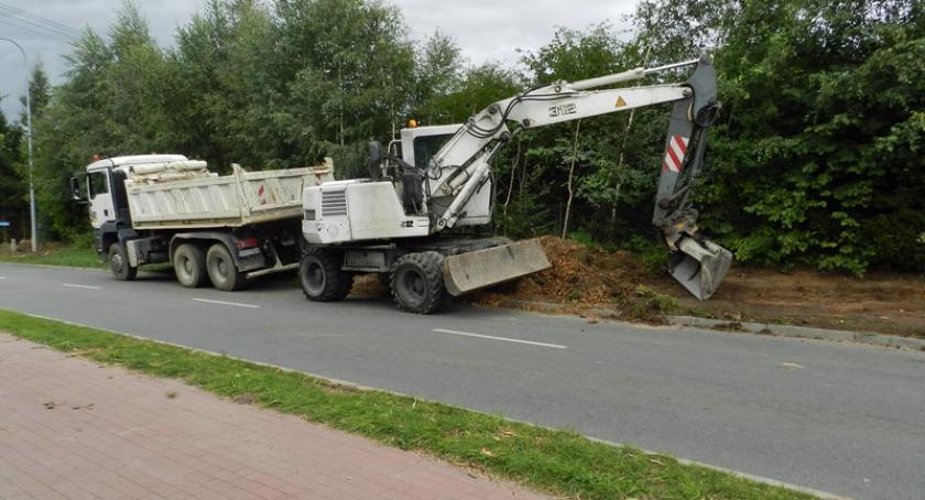 Żukowo. Przy ul. Armii Krajowej powstają zatoki autobusowe i chodnik